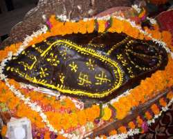 You can also see Giriraj Shila with footprints of Lord Krishna inside the temple. It is believed that Krishna himself gave this to Sanatana Goswami You can also see Giriraj Shila with footprints of Lord Krishna inside the temple. It is believed that Krishna himself gave this to Sanatana Goswami.